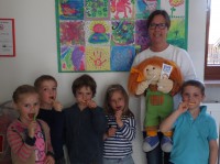 Uschi Schreiber mit "Putztigern" im Kindergarten Straussdorf