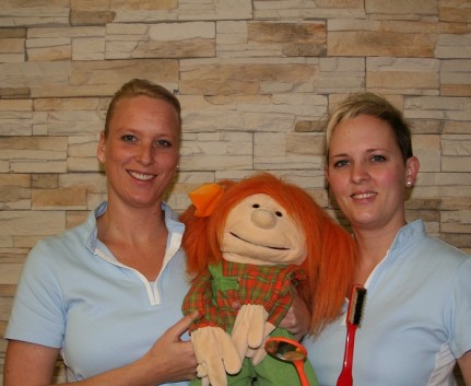 Kinderbehandlung beim Zahnarzt Unser Prophylaxeteam Barbara Gabler, Daniela Becker und "Lucy"