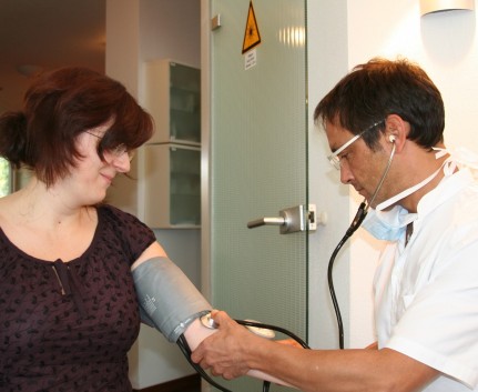Messung des Blutdrucks während Notfallkurs in Praxis Dr. Lindner 